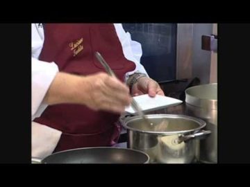 Cappelletti con consumato di cappone